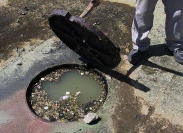 Tirar aceite en desagüe causa contaminación