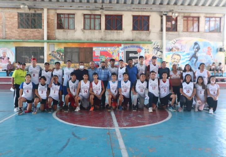 Ayuntamiento dio uniformes a Selectivos de basquetbol