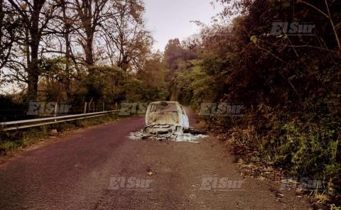 Ardió vehículo en carretera de Tenango