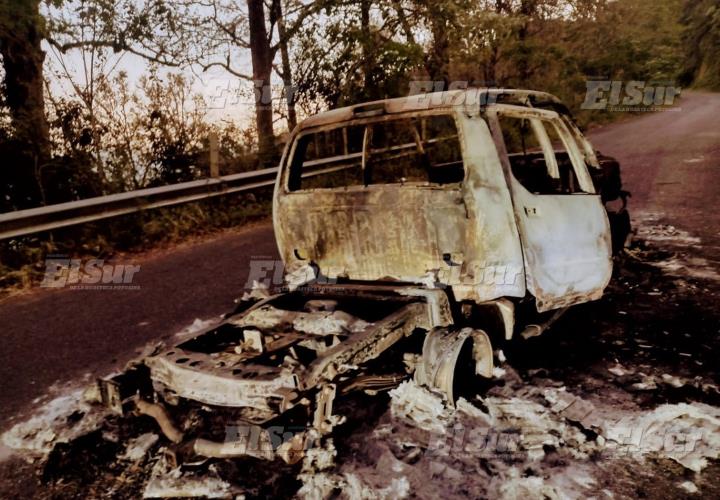 Ardió vehículo en carretera de Tenango
