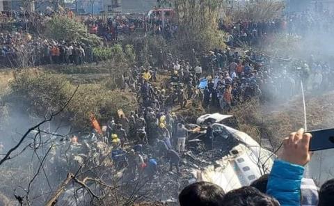 Se estrella avión con 72 pasajeros en Nepal