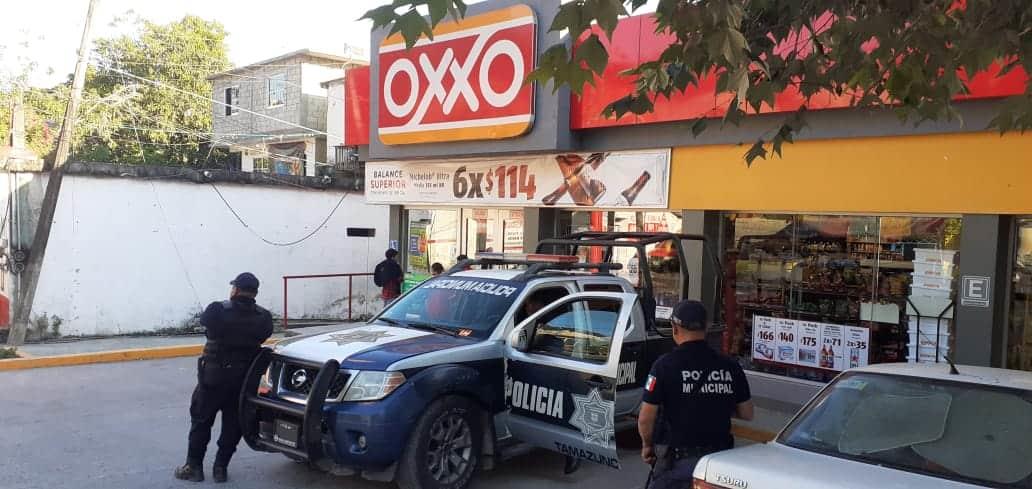 Custodiaron agentes tienda Oxxo en San Miguel