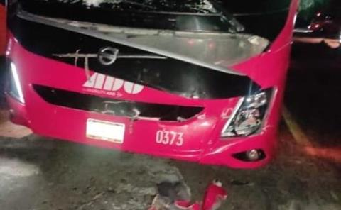 En Xochicoatlán ADO se impactó contra camioneta