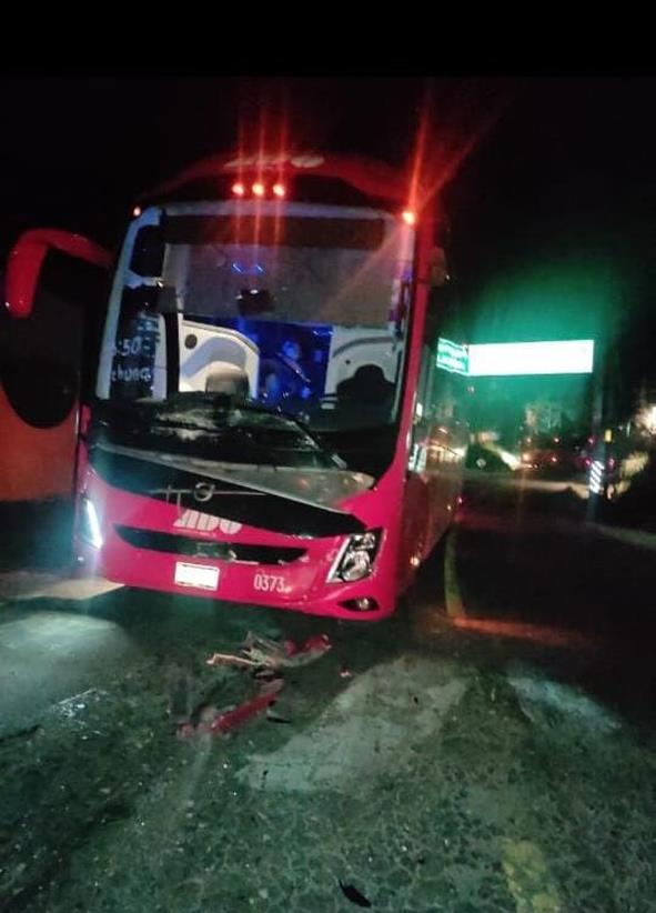 En Xochicoatlán ADO se impactó contra camioneta