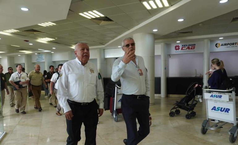 Verifica comisionado del INM operatividad de E-Gates en Aeropuerto Internacional de Cancún