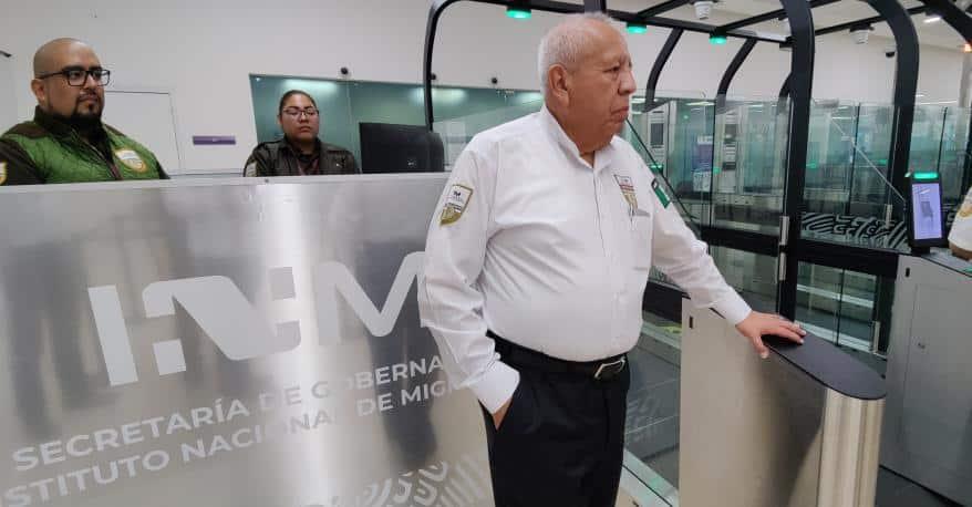 Verifica comisionado del INM operatividad de E-Gates en Aeropuerto Internacional de Cancún