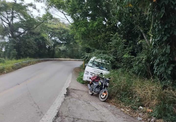 Fallece chofer al volante; conducía urvan a Matlapa