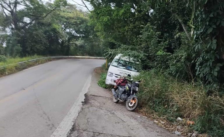 Fallece chofer al volante; conducía urvan a Matlapa