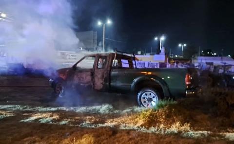 Arde camioneta en lote de carros y causa movilización de cuerpos de rescate