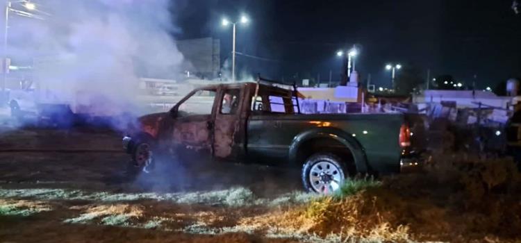 Arde camioneta en lote de carros y causa movilización de cuerpos de rescate