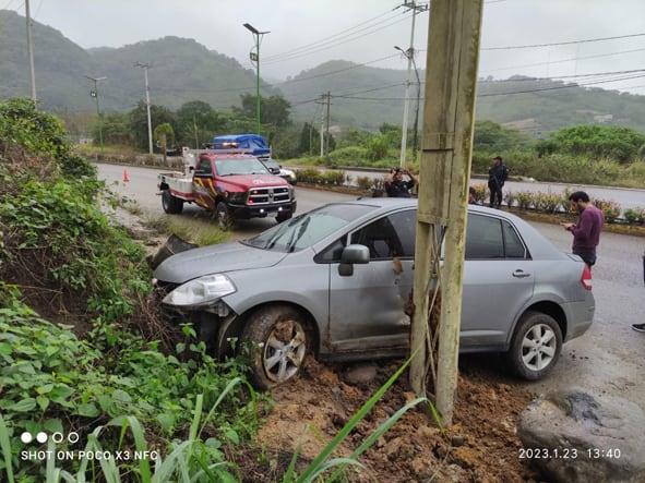 En la México- Tampico auto se salió de la carretera