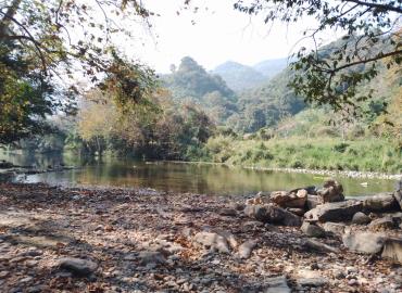 Ante próximas vacaciones, río Tancuilín muy sucio por la falta de lluvias