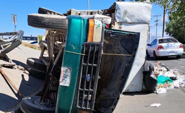 Volcó camioneta recolectora de basura en Pachuca