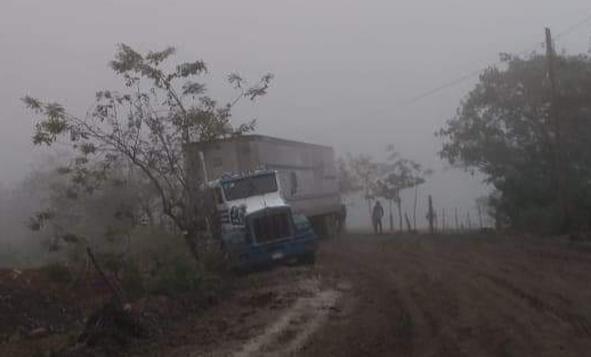 Camión de carga a punto de volcar en el tramo San Felipe – Coacuilco
