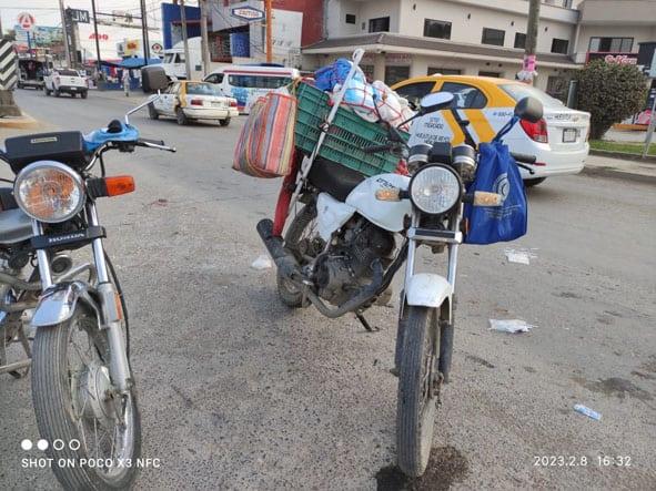 Mujer herida en choque de motos frente a Chedraui