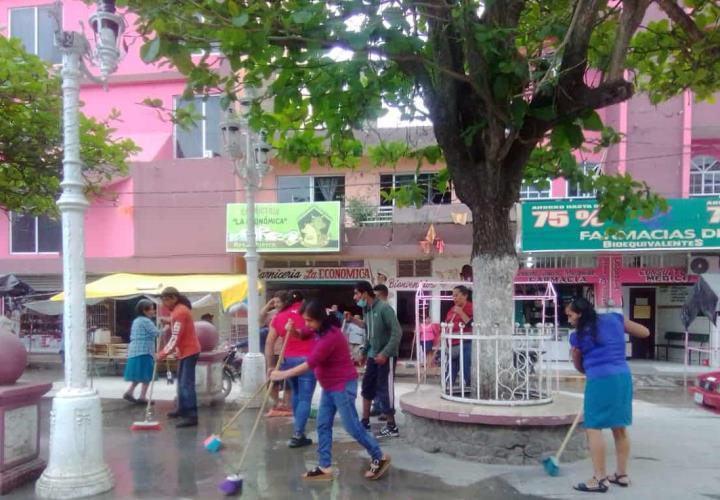 Comerciantes y Ayuntamiento realizan limpieza en zona Centro de Tempoal