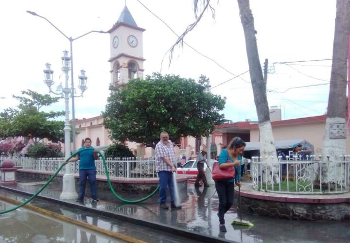 Comerciantes y Ayuntamiento realizan limpieza en zona Centro de Tempoal