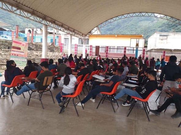 Brindaron pláticas a jóvenes estudiantes en Xochiatipan