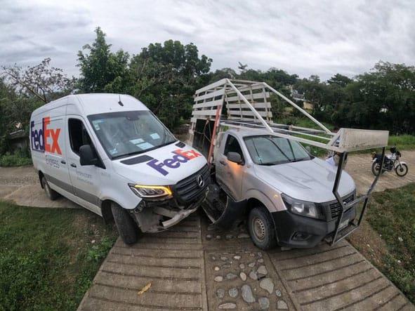 Aparatoso choque entre camionetas en Tantoyuca