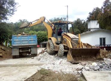 En Xochiatipan PC demolió  aula para rehabilitarla