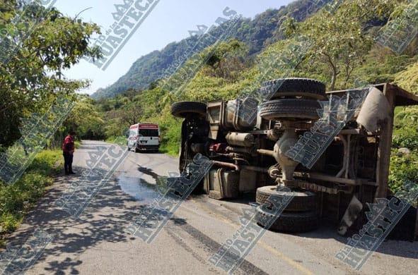 Volcó camión que transportaba asfalto en la Tehuetlán Huazalingo