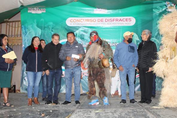 Efectuaron tradicional concurso de disfraces en Xochiatipan