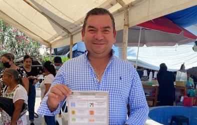 Manuel Rivera pretende verse como “favorito” con encuestas falsas