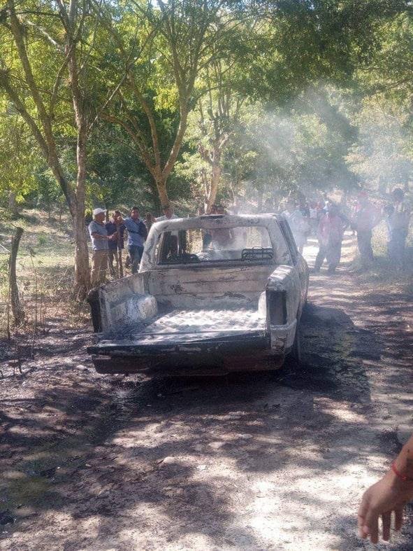 Camioneta del Ayuntamiento de Huazalingo quedó incinerada