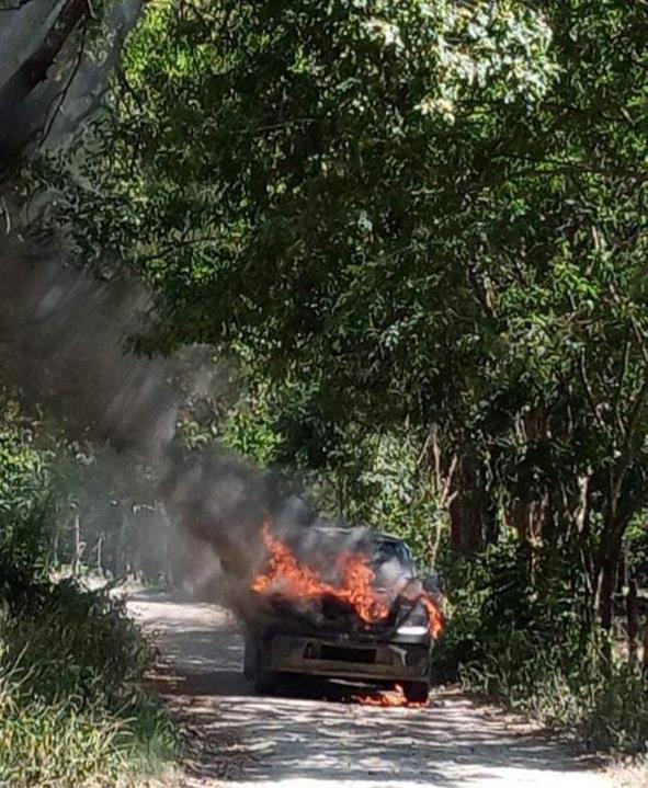 Camioneta del Ayuntamiento de Huazalingo quedó incinerada