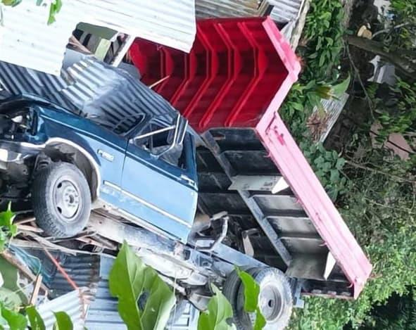 Camioneta cayó sobre una casa en Tlanchinol