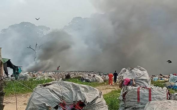 Arde basurero en Las Choapas