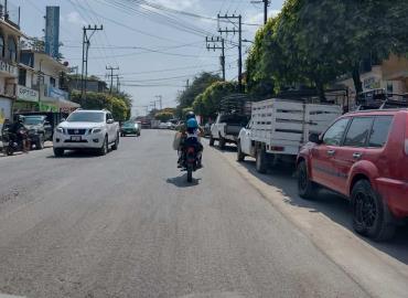 Motociclistas irresponsables transportan a sus hijos