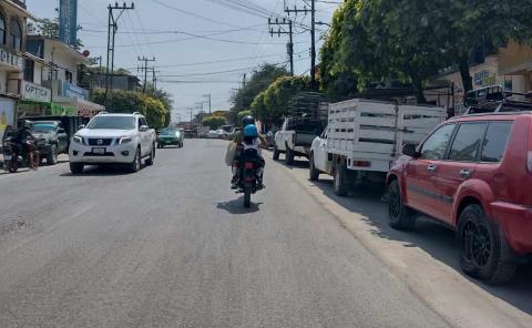 Motociclistas irresponsables transportan a sus hijos
