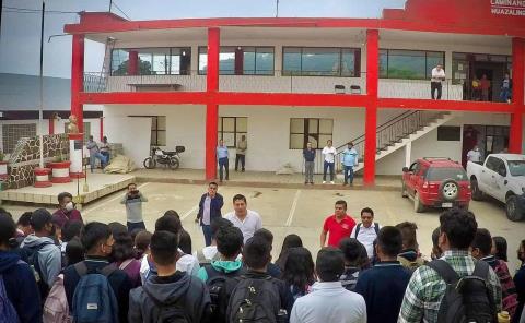 Alcalde apoyó a los alumnos en Huazalingo
