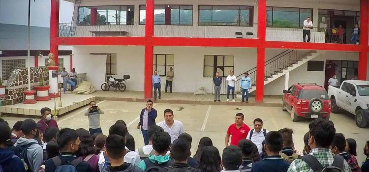 Alcalde apoyó a los alumnos en Huazalingo