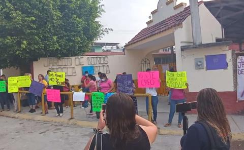 Padres protestaron en kinder ‘Ángela Peralta’