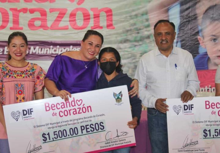 Primer entrega de apoyos a jefas de familia de Becando de Corazón en Huejutla