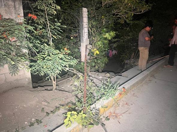 Camión destrozó una mufa de luz en Tantoyuca