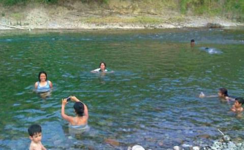 Familias acuden a ríos de la Huasteca por temporada de calor