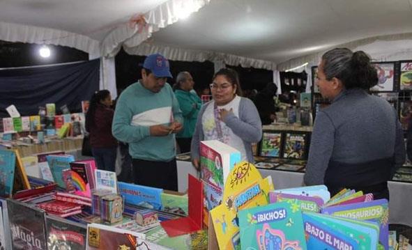 Autoridades clausuraron la Feria del Libro en Huejutla