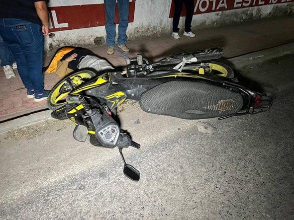 Choque por alcance entre auto y moto dejó una mujer lesionada