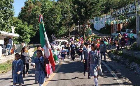 Escuelas de la región realizaron desfiles 
