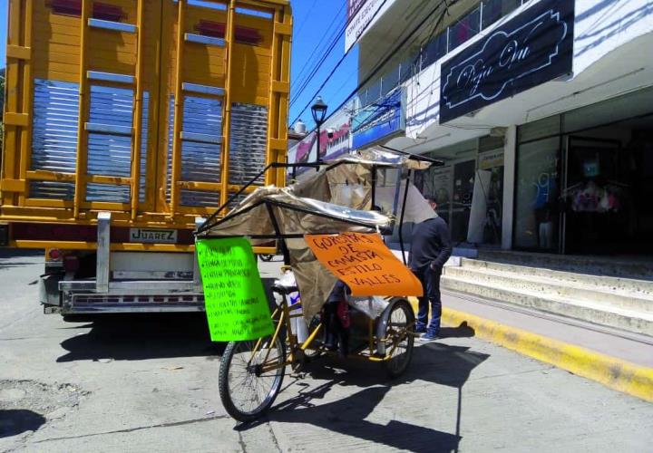 Camión dañó triciclo y auto estacionado