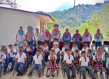 Alcalde de Huazalingo entregó mobiliario  a Jardín de Niños