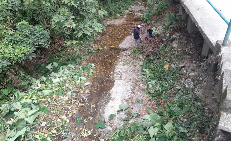 Realizaron vecinos limpieza en el arroyo del Zoyotla 