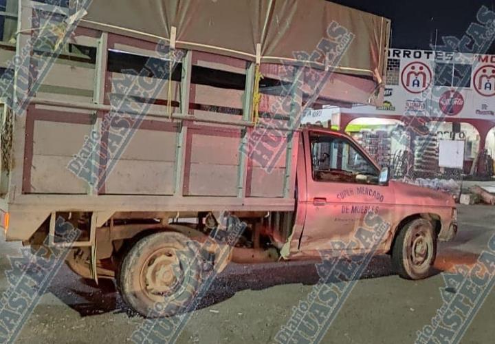 Taxi se impactó contra camioneta en Huejutla
