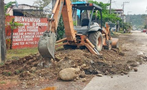 En Orizatlán apoyo a comunidades con maquinaria pesada
