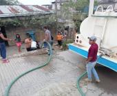 Por fallas eléctricas suministran agua potable con pipas en Xochiatipan