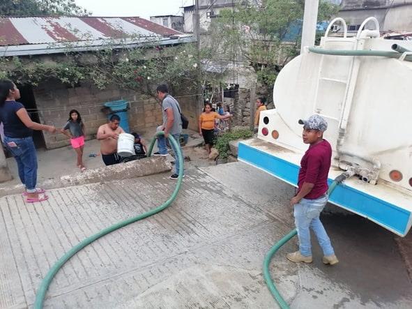 Por fallas eléctricas suministran agua potable con pipas en Xochiatipan