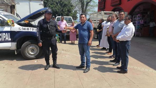 Alcalde entregó insumos y patrulla nueva en Huautla